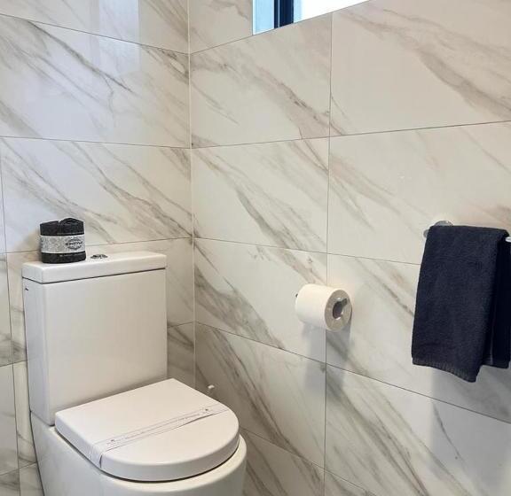 חדר משפחתי, Red Cedar Motel