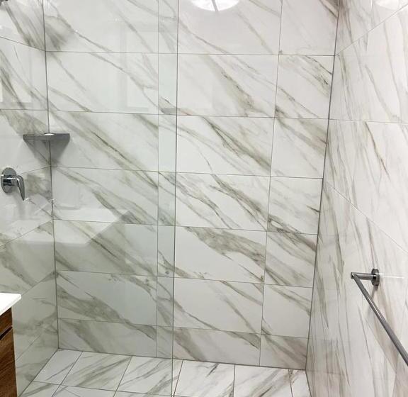 חדר משפחתי, Red Cedar Motel