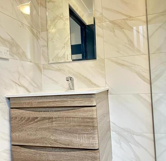 חדר משפחתי, Red Cedar Motel