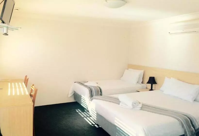 ベーシックトリプルルーム, Red Cedar Motel