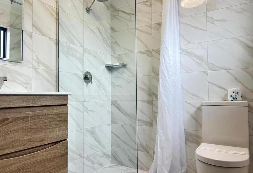 חדר בסיסי לשלושה, Red Cedar Motel