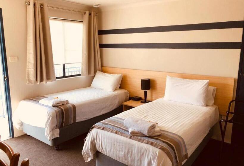 חדר סטנדרט, Red Cedar Motel