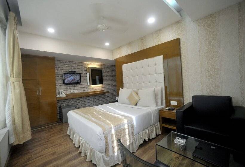 חדר דלוקס, Lee International