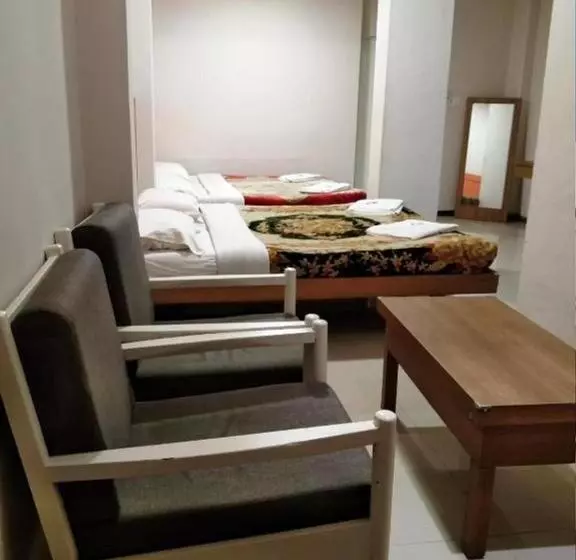 スタンダード４人部屋, Preethi Palace