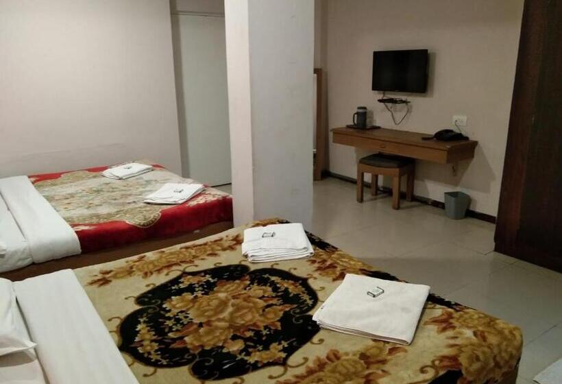 Четырехместный Номер Стандарт, Preethi Palace