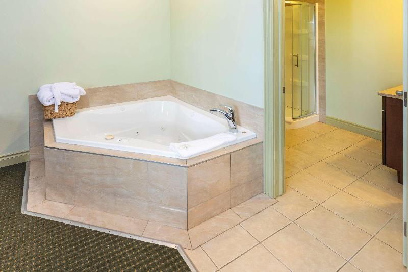 מיטת קינג בסוויטה, Quality Inn & Suites