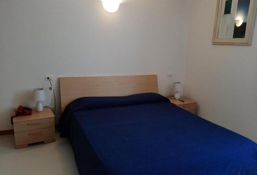 غرفة أساسية ثلاثية, Residence Mondial