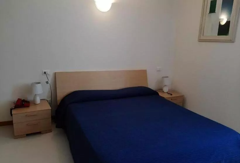 اتاق ساده سه‌ نفره, Residence Mondial