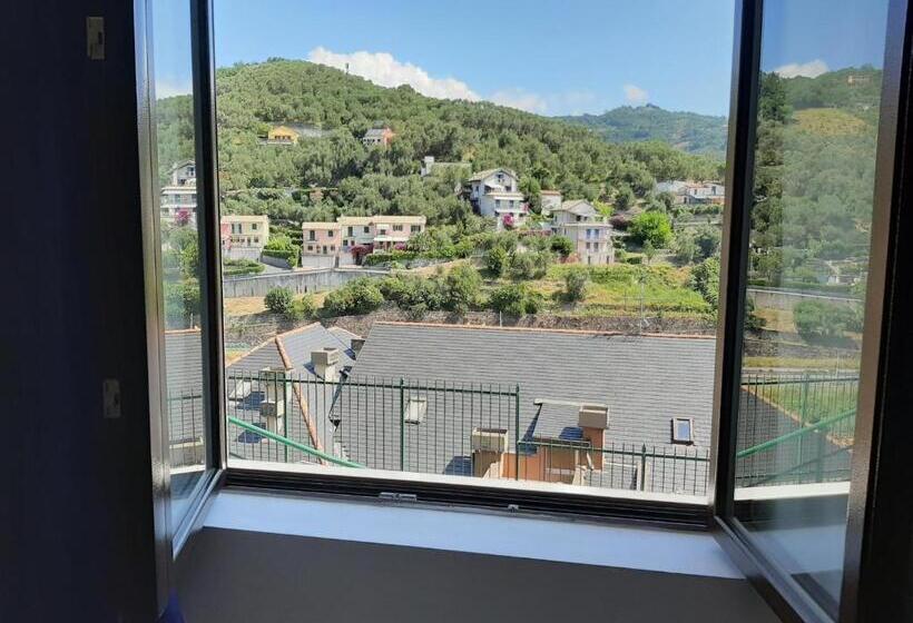 غرفة أساسية ثلاثية, Residence Mondial