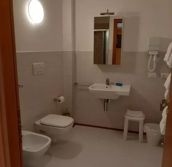 اتاق ساده سه‌ نفره, Residence Mondial