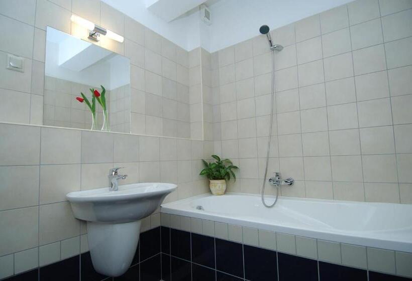 غرفة قياسية رباعية, Restaurant Gonduzo