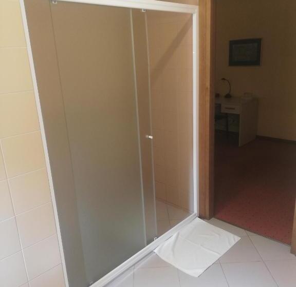 اتاق استاندارد, Senas Namas