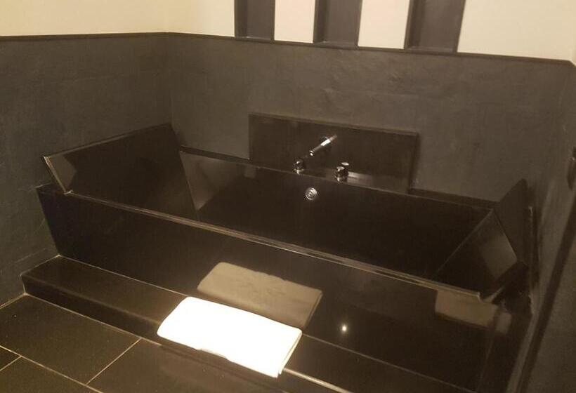 کلبه سوپریور, Taj Madikeri Resort & Spa Coorg