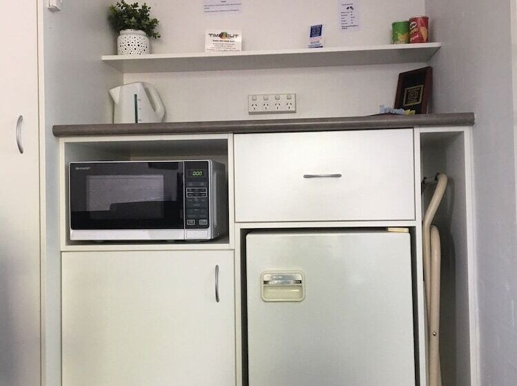 חדר משפחתי, Nicholas Royal Motel  No Pets Allowed