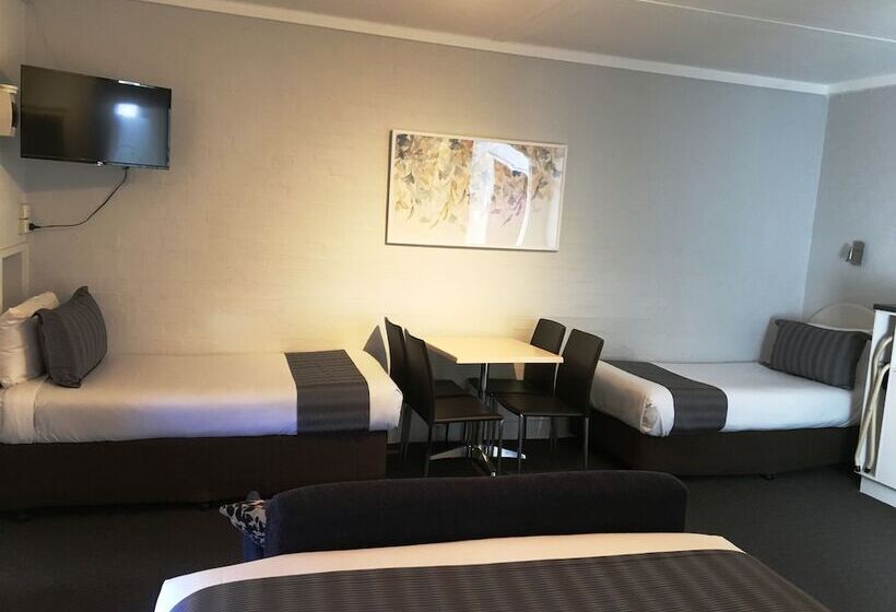 חדר משפחתי, Nicholas Royal Motel  No Pets Allowed