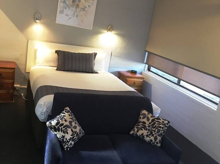 חדר משפחתי, Nicholas Royal Motel  No Pets Allowed