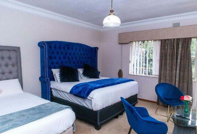 발코니가 있는 스위트, Chic Guest House & Solar System Free From Load Shedding