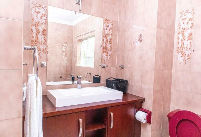 발코니가 있는 스위트, Chic Guest House & Solar System Free From Load Shedding