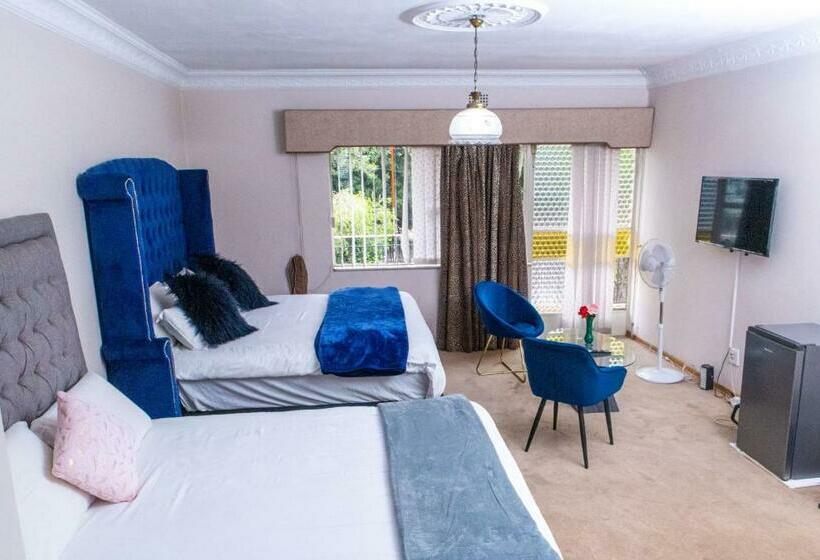 발코니가 있는 스위트, Chic Guest House & Solar System Free From Load Shedding