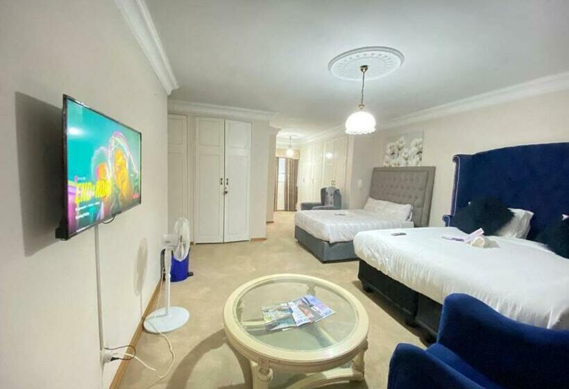 발코니가 있는 스위트, Chic Guest House & Solar System Free From Load Shedding