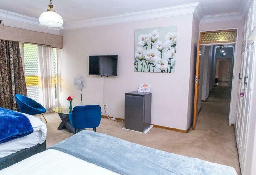 발코니가 있는 스위트, Chic Guest House & Solar System Free From Load Shedding