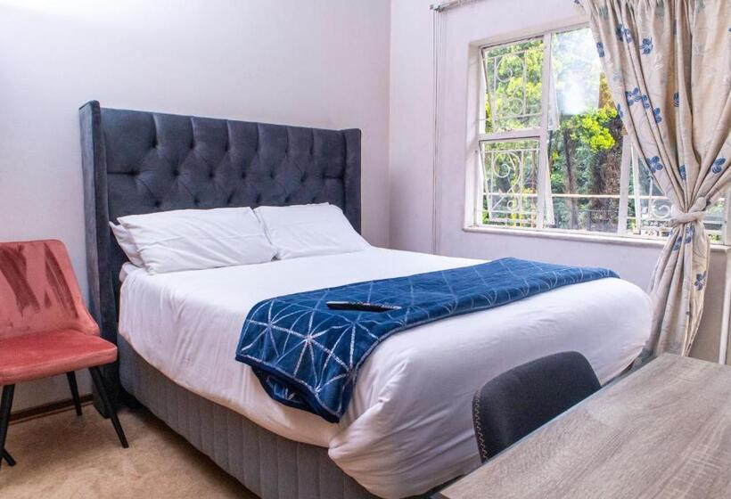 발코니가 있는 스위트, Chic Guest House & Solar System Free From Load Shedding