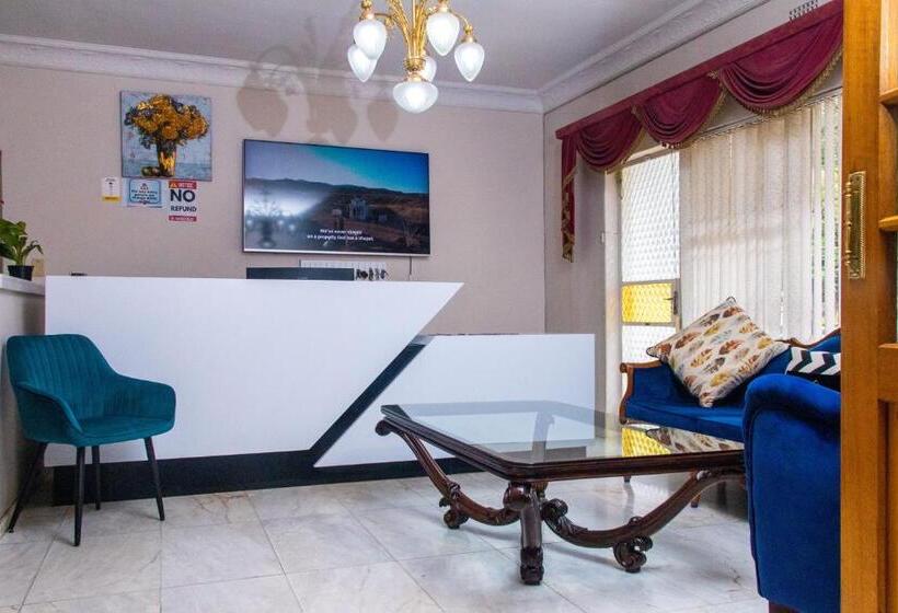 발코니가 있는 스위트, Chic Guest House & Solar System Free From Load Shedding