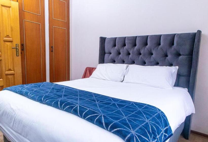 발코니가 있는 스위트, Chic Guest House & Solar System Free From Load Shedding