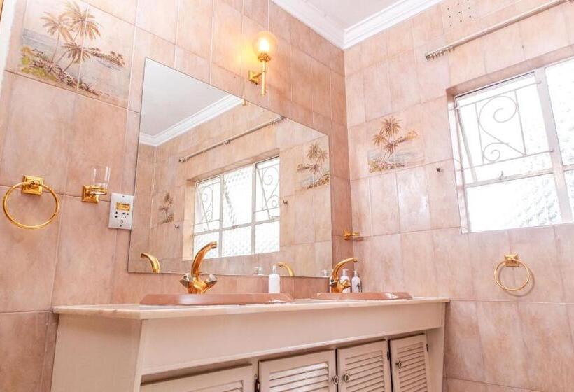 스위트 킹사이즈 침대, Chic Guest House & Solar System Free From Load Shedding