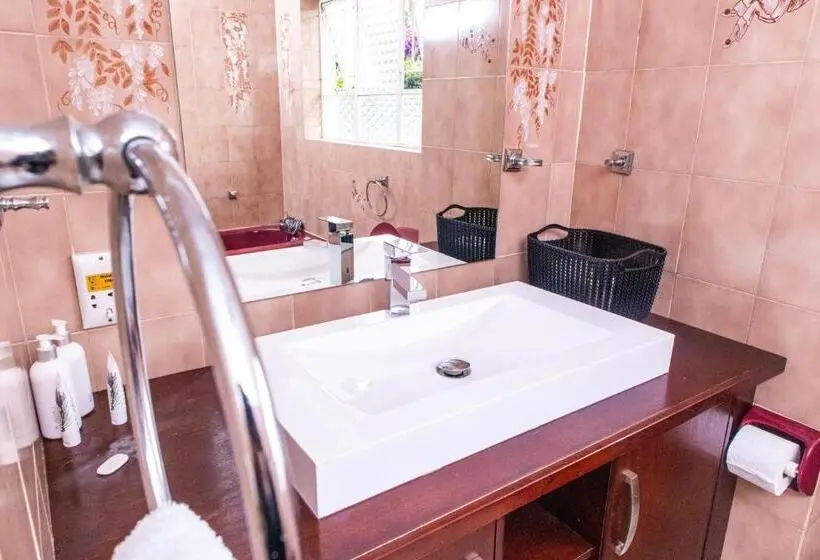 スイート, Chic Guest House & Solar System Free From Load Shedding