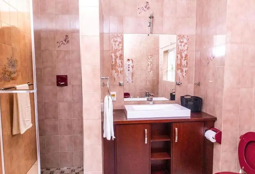スイート, Chic Guest House & Solar System Free From Load Shedding