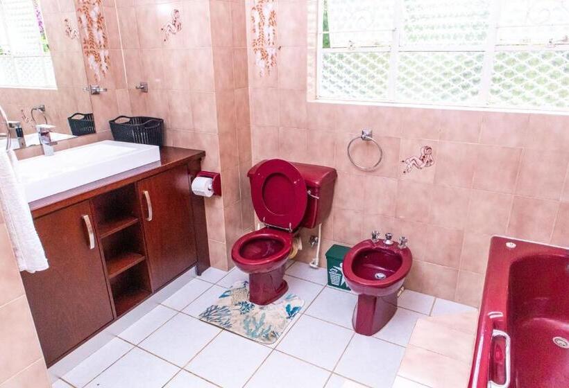 스위트, Chic Guest House & Solar System Free From Load Shedding