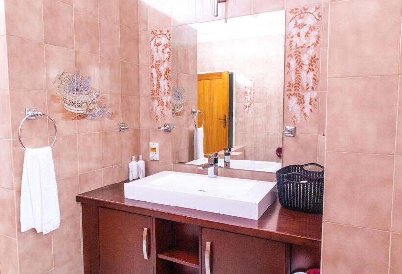 스위트, Chic Guest House & Solar System Free From Load Shedding