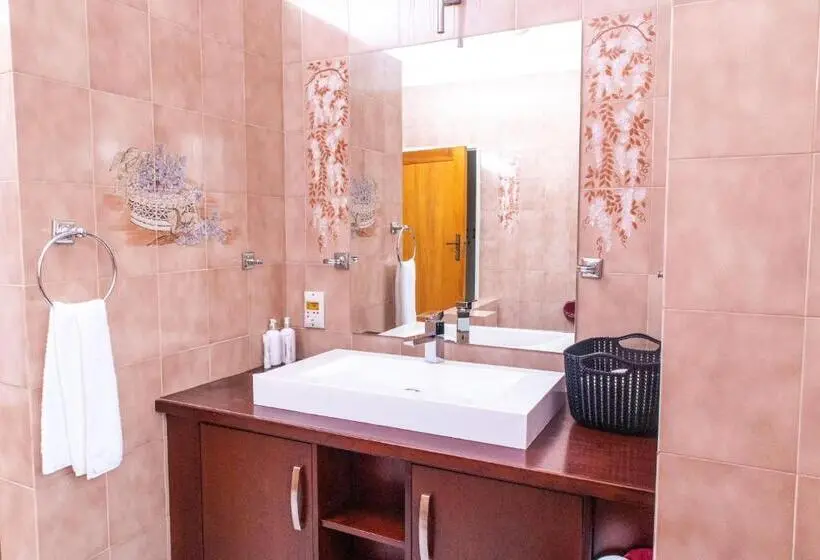 スイート, Chic Guest House & Solar System Free From Load Shedding