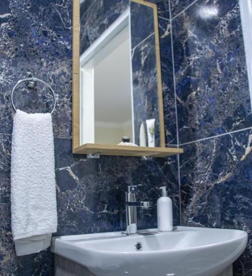 스위트, Chic Guest House & Solar System Free From Load Shedding