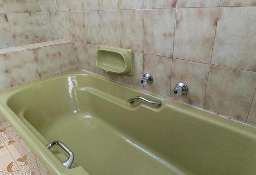 이코노미 싱글 룸, Chic Guest House & Solar System Free From Load Shedding