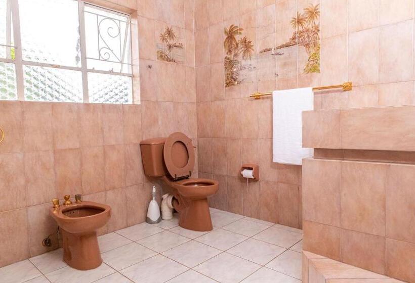 풀장 전망 스위트, Chic Guest House & Solar System Free From Load Shedding