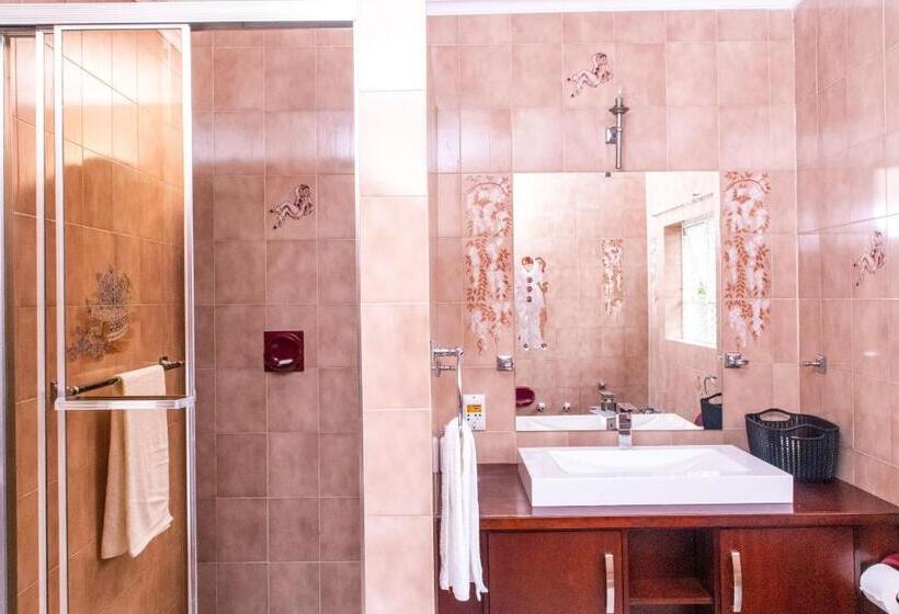 풀장 전망 스위트, Chic Guest House & Solar System Free From Load Shedding