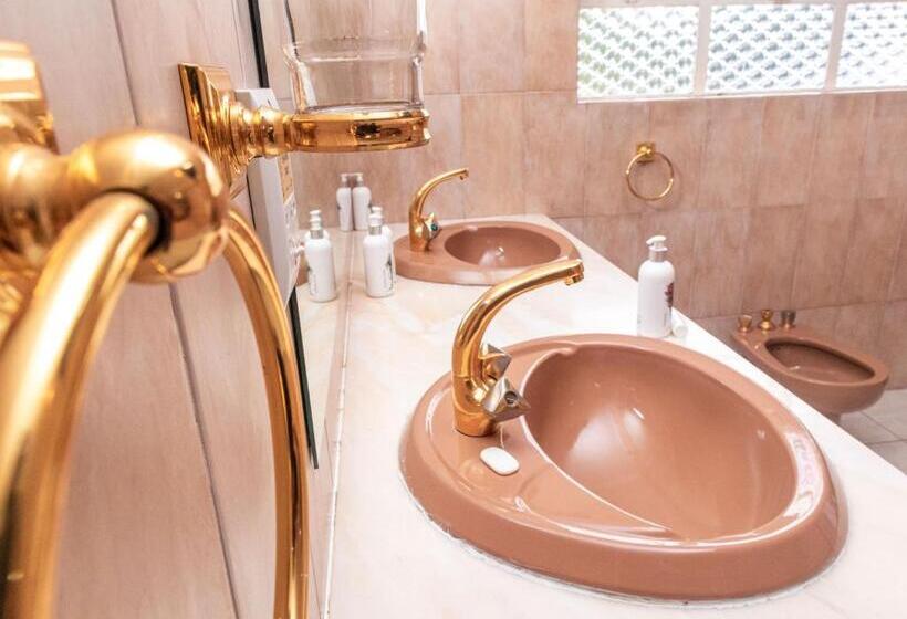 풀장 전망 스위트, Chic Guest House & Solar System Free From Load Shedding