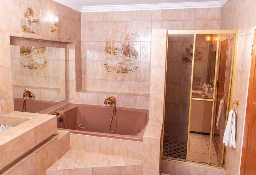 풀장 전망 스위트, Chic Guest House & Solar System Free From Load Shedding