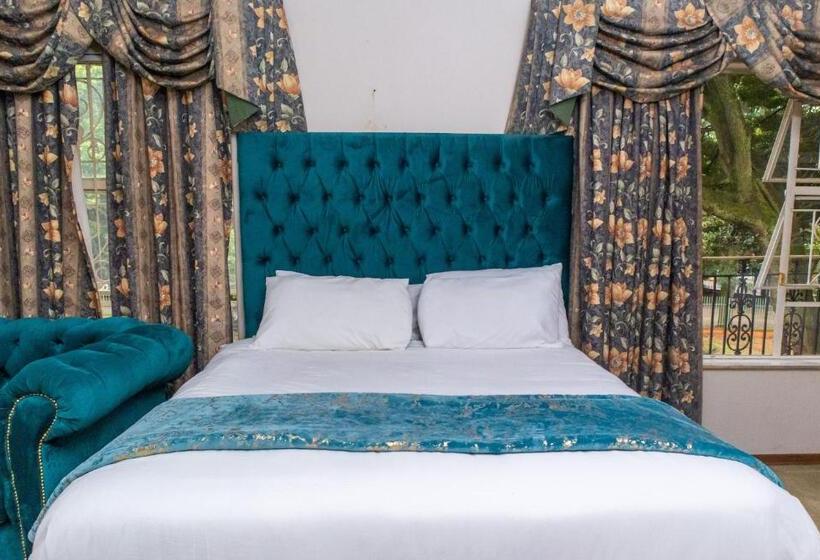 풀장 전망 스위트, Chic Guest House & Solar System Free From Load Shedding