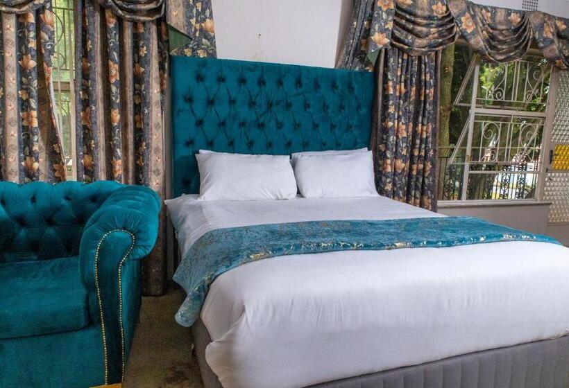 풀장 전망 스위트, Chic Guest House & Solar System Free From Load Shedding