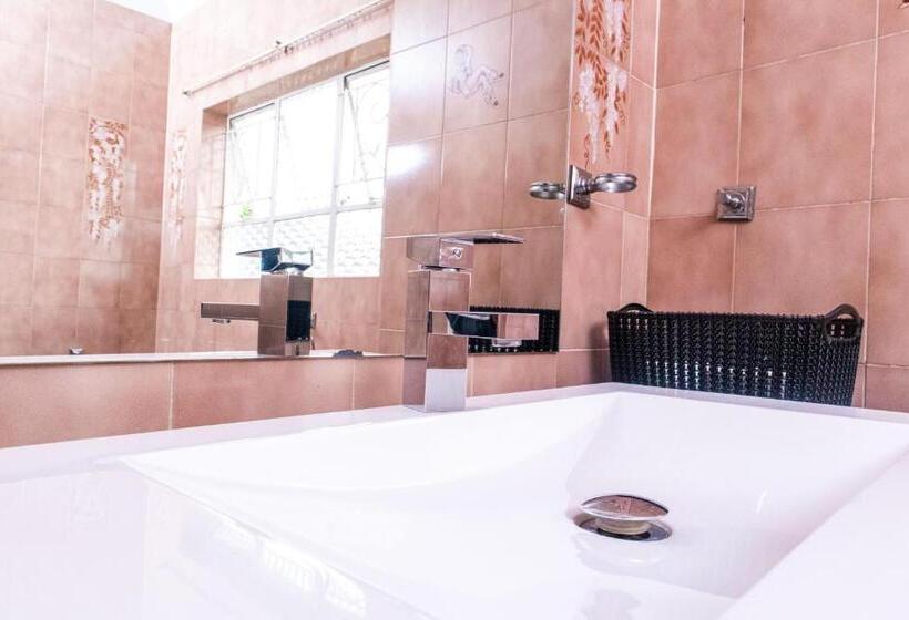 풀장 전망 스위트, Chic Guest House & Solar System Free From Load Shedding