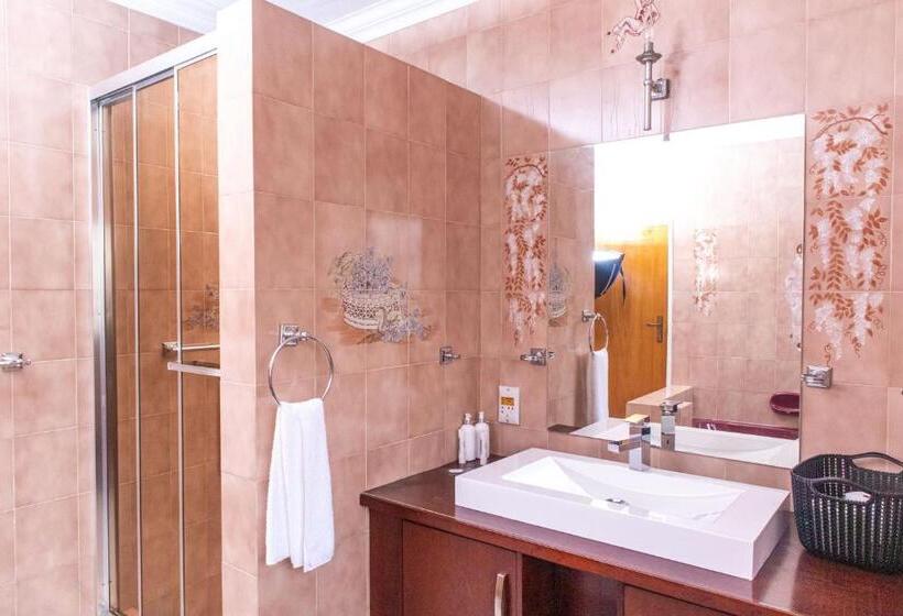 풀장 전망 스위트, Chic Guest House & Solar System Free From Load Shedding