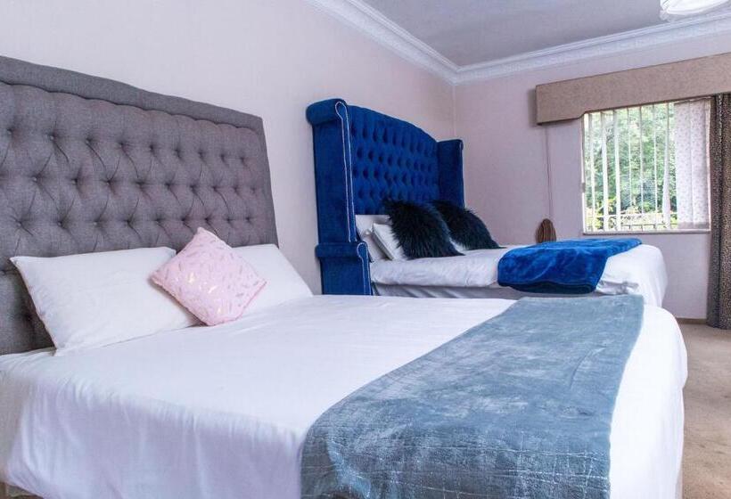 발코니가 있는 스위트, Chic Guest House & Solar System Free From Load Shedding