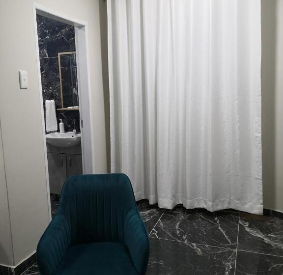 디럭스 스위트 킹 침대, Chic Guest House & Solar System Free From Load Shedding