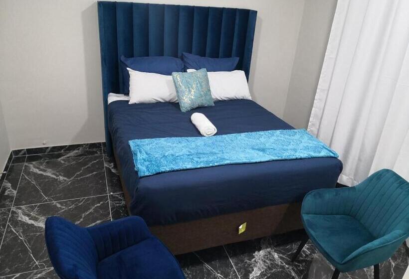 디럭스 스위트 킹 침대, Chic Guest House & Solar System Free From Load Shedding