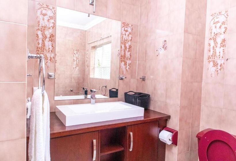 풀장 전망 스위트, Chic Guest House & Solar System Free From Load Shedding