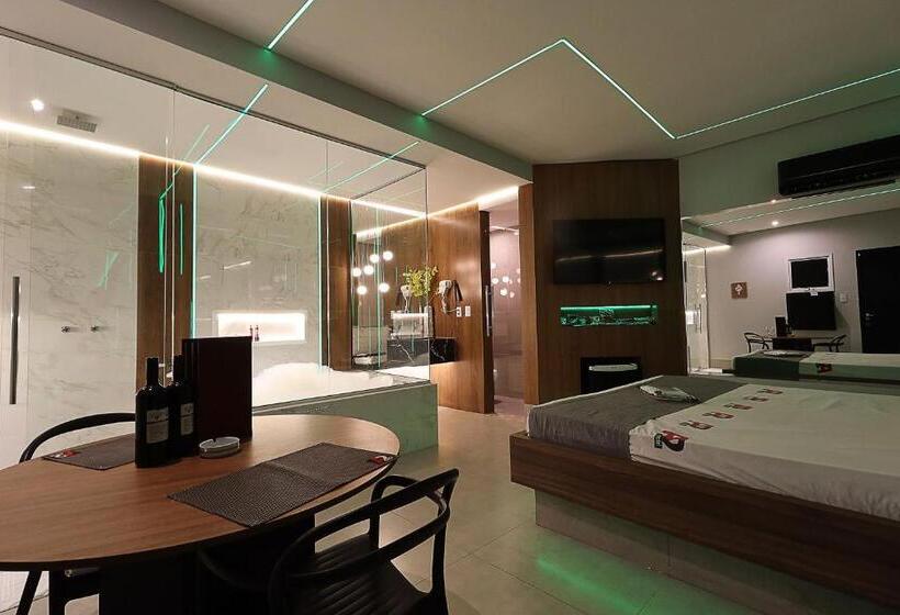 سوئیت با وان آب گرم, A2 Motel