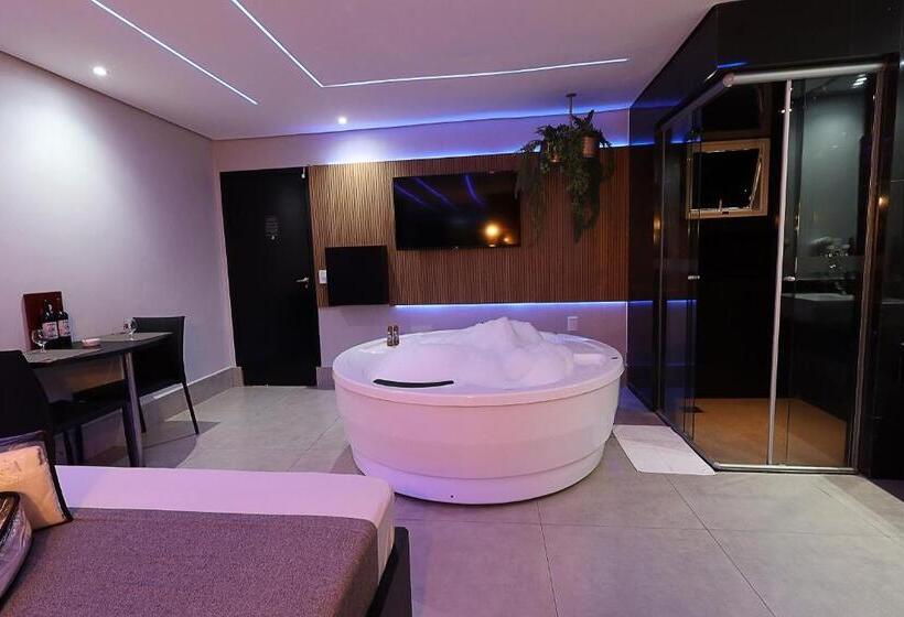 سوئیت با وان آب گرم, A2 Motel